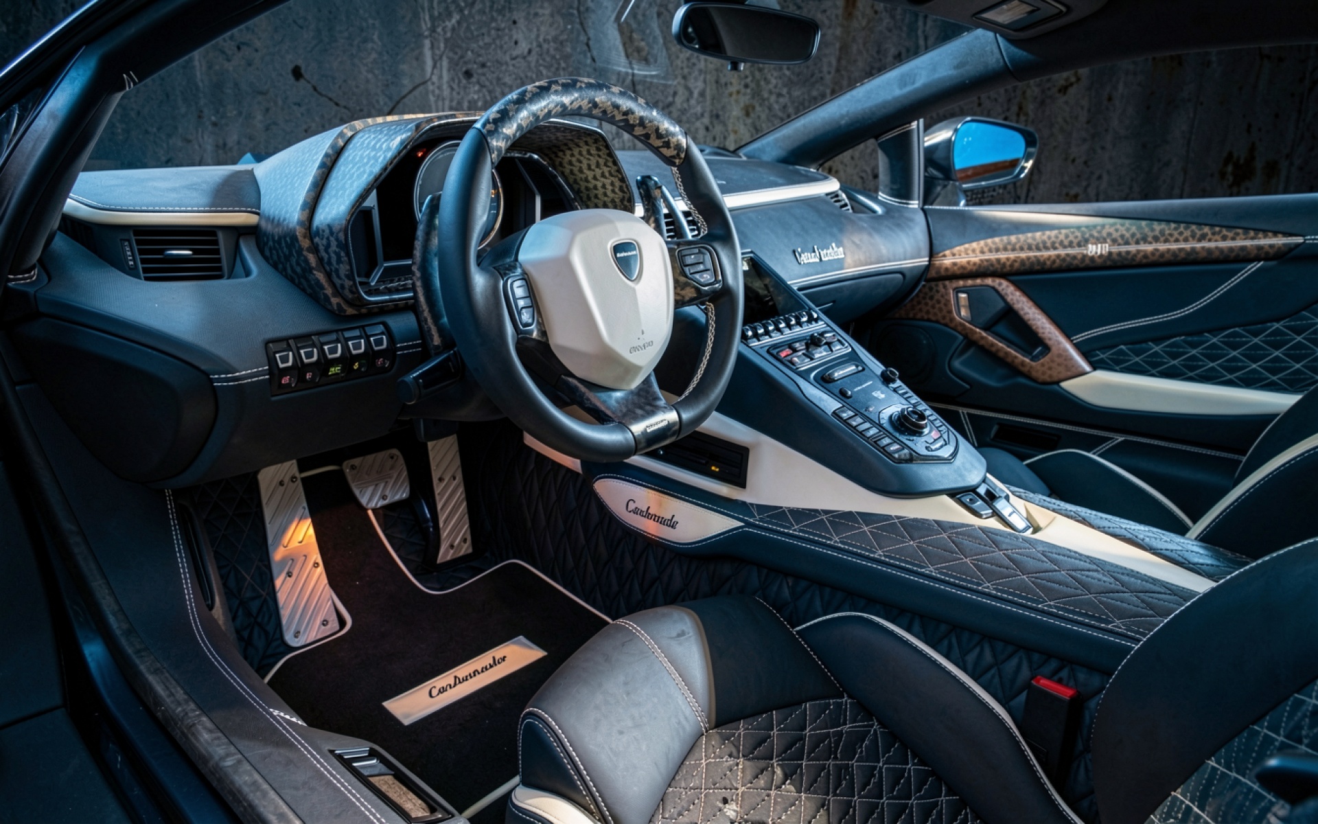 Интерьер Lamborghini Veneno черный кожаный салон