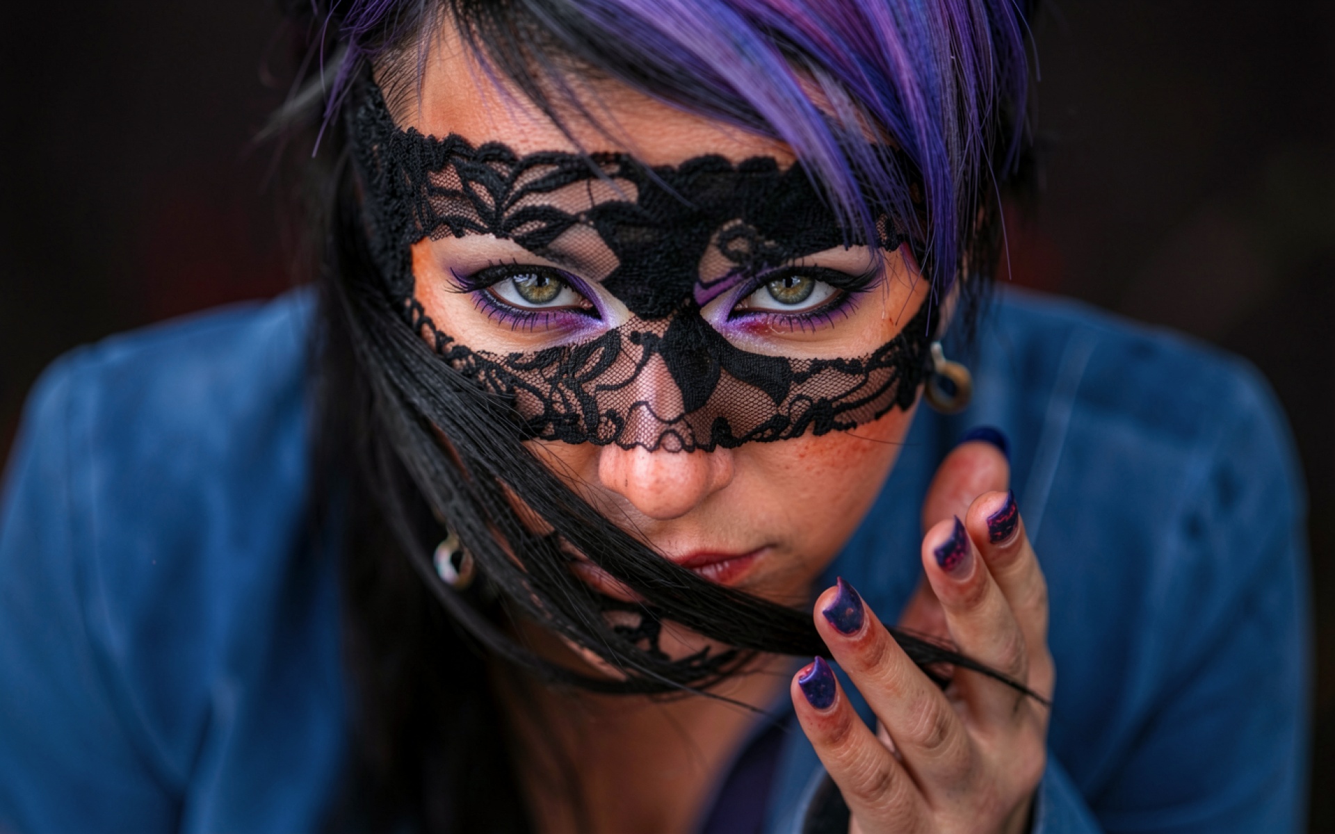 Девушка в черной кружевной маске фиолетовые волосы