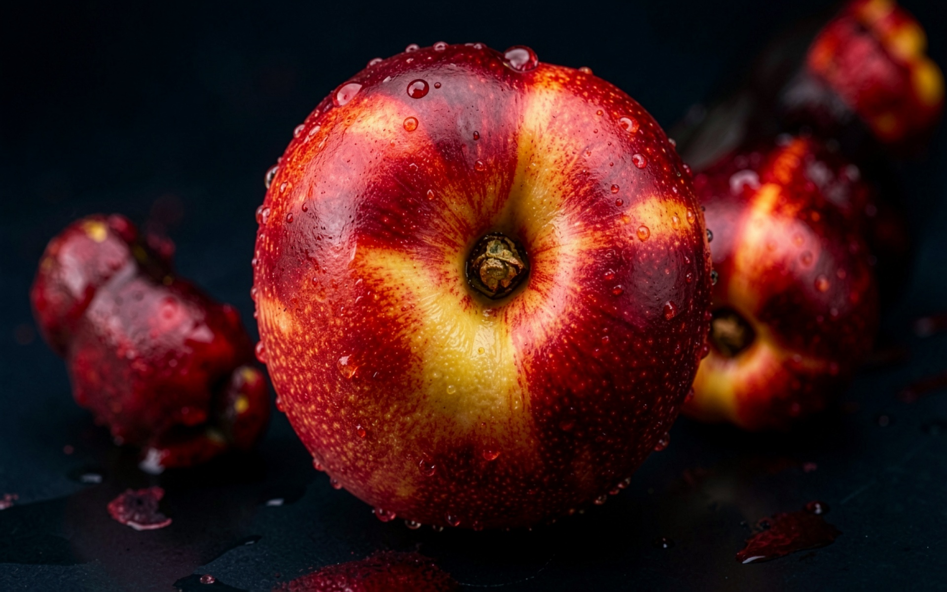 Спелый красный нектарин с каплями воды