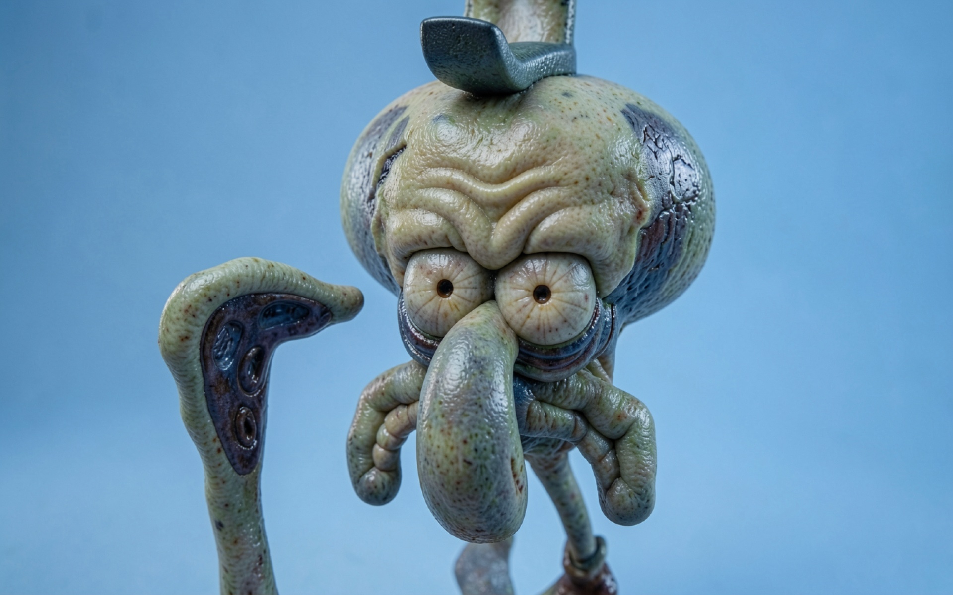 Сюрреалистичный монстр серого цвета на голубом фоне