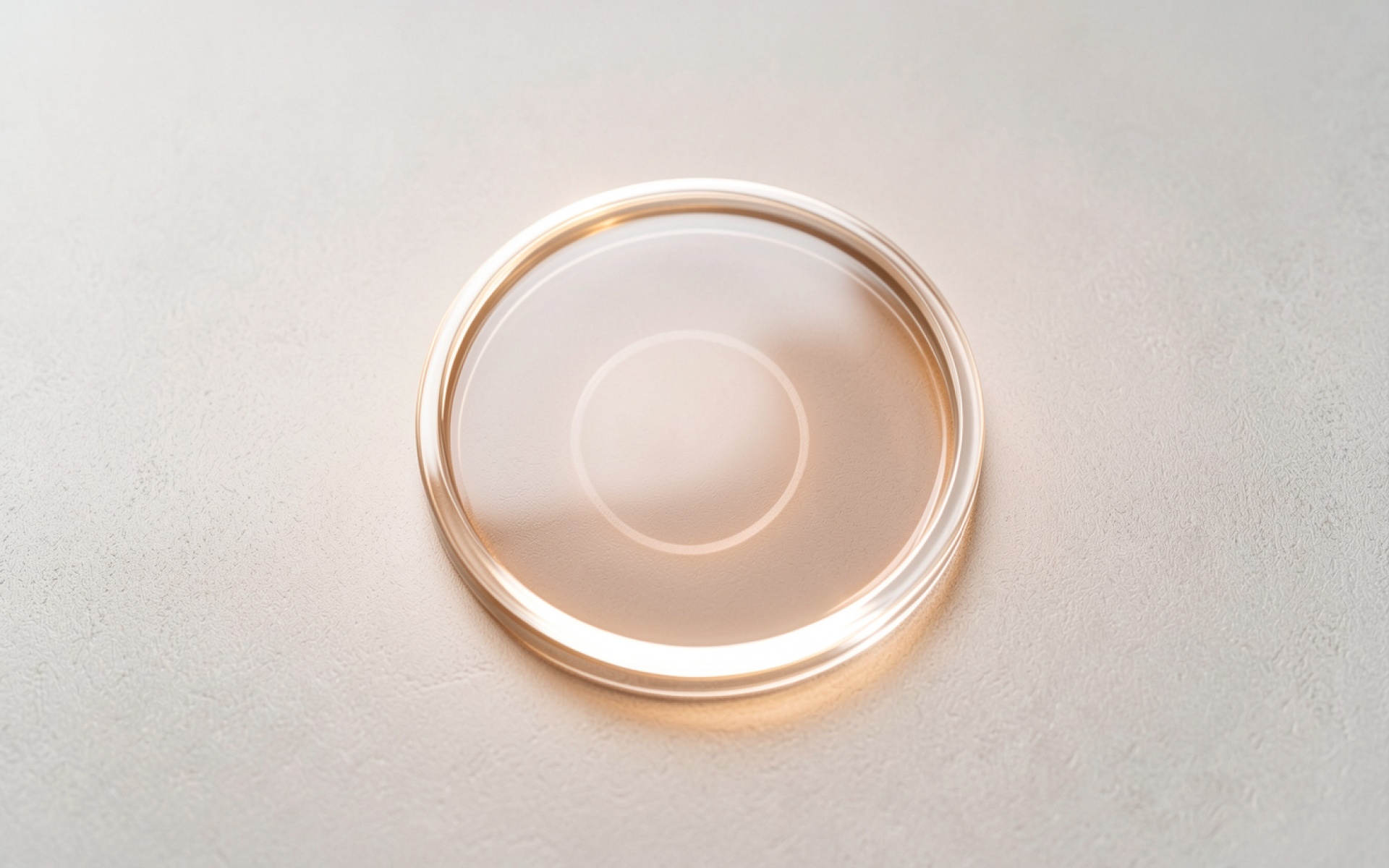 Стеклянная линза на светло-сером минималистичном фоне