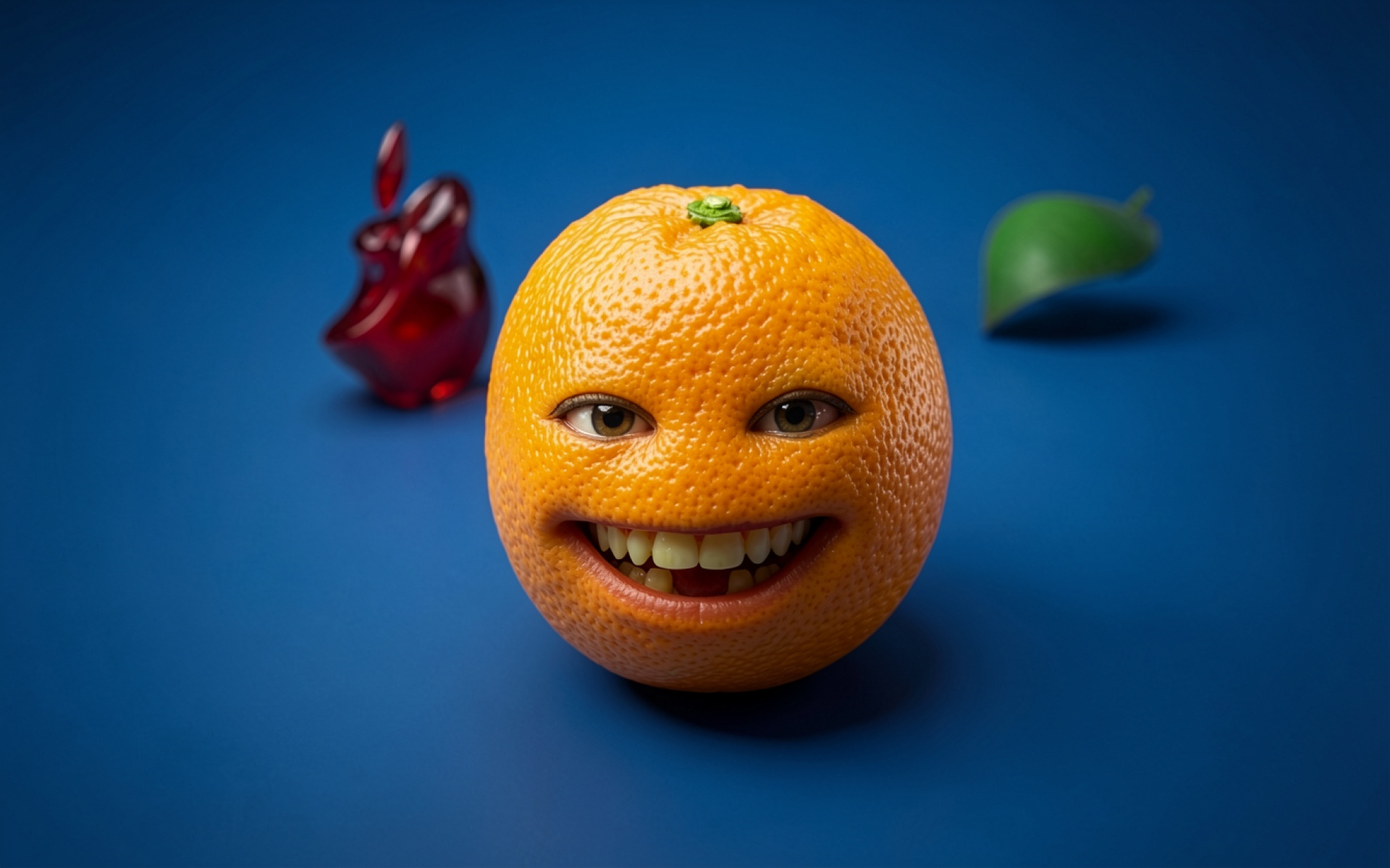 Оранжевый апельсин с человеческим лицом синий фон