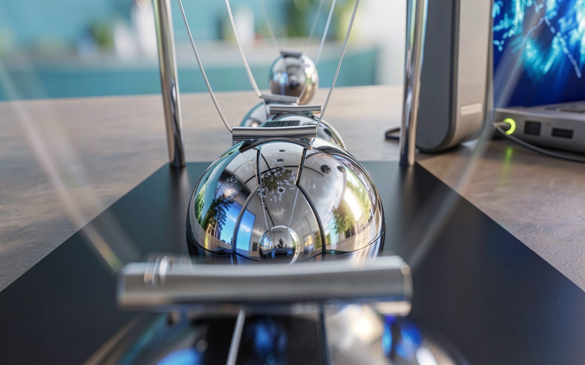 Стальной маятник Ньютона в офисном интерьере