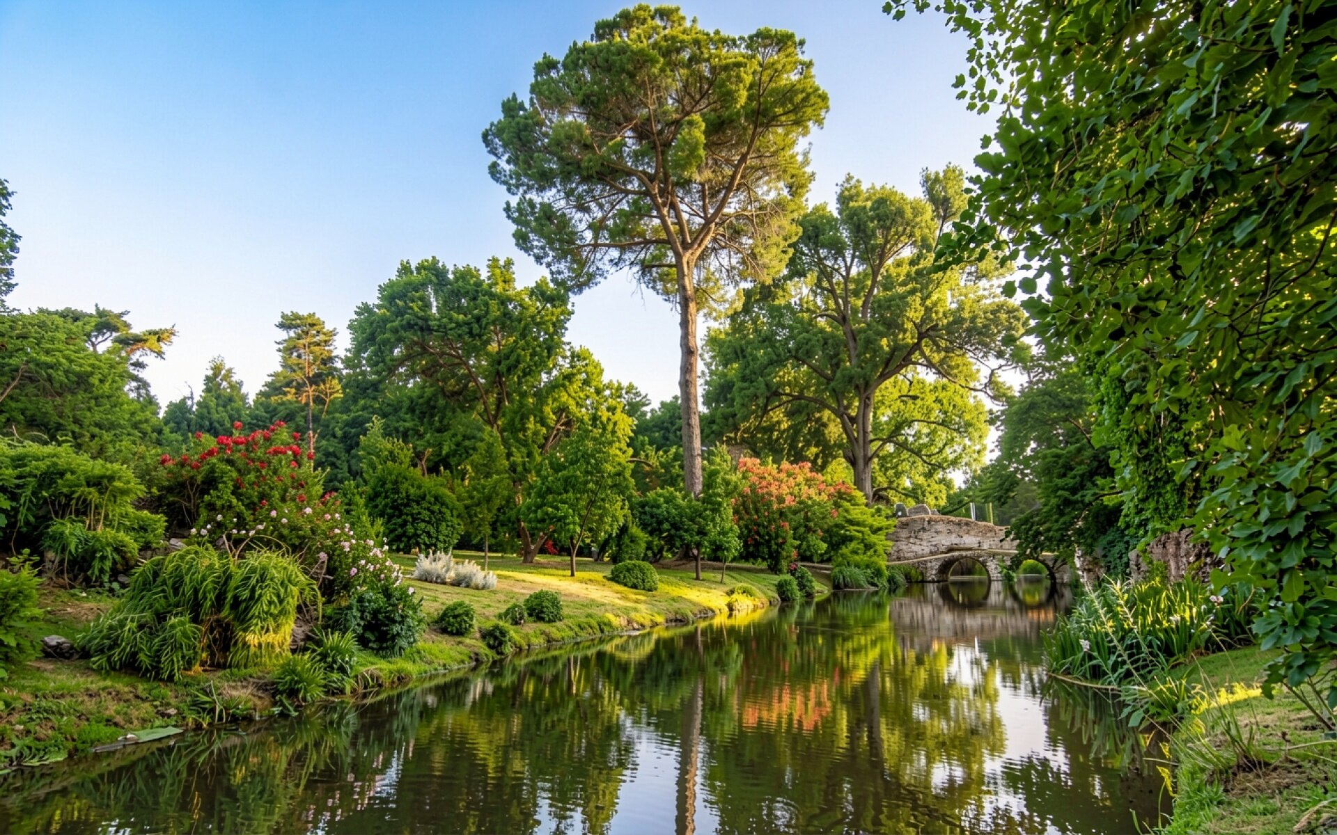 Летний парк с прудом и каменным мостом