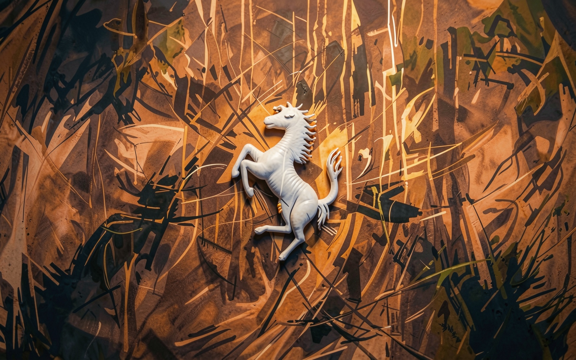 Белый конь на абстрактном коричневом фоне