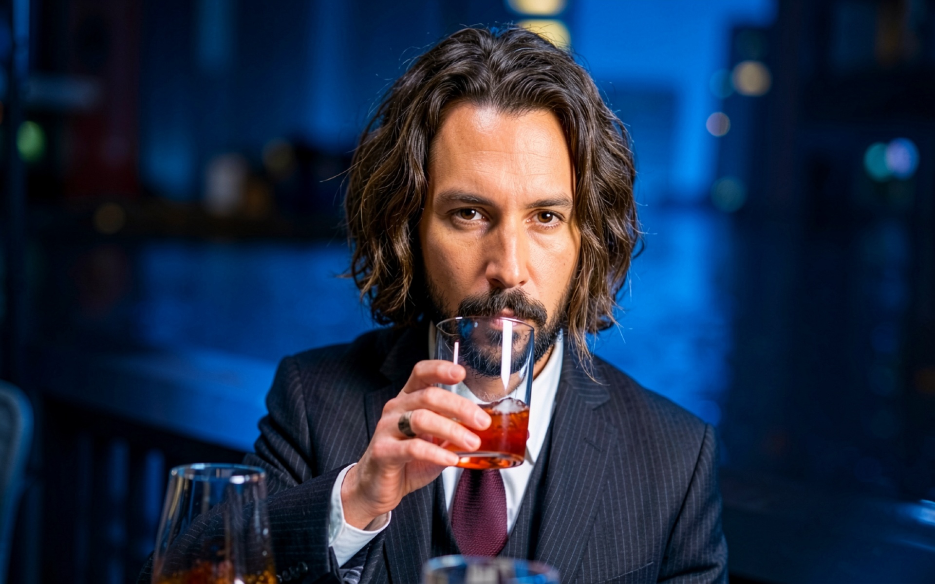 Портрет мужчины в темном костюме с напитком