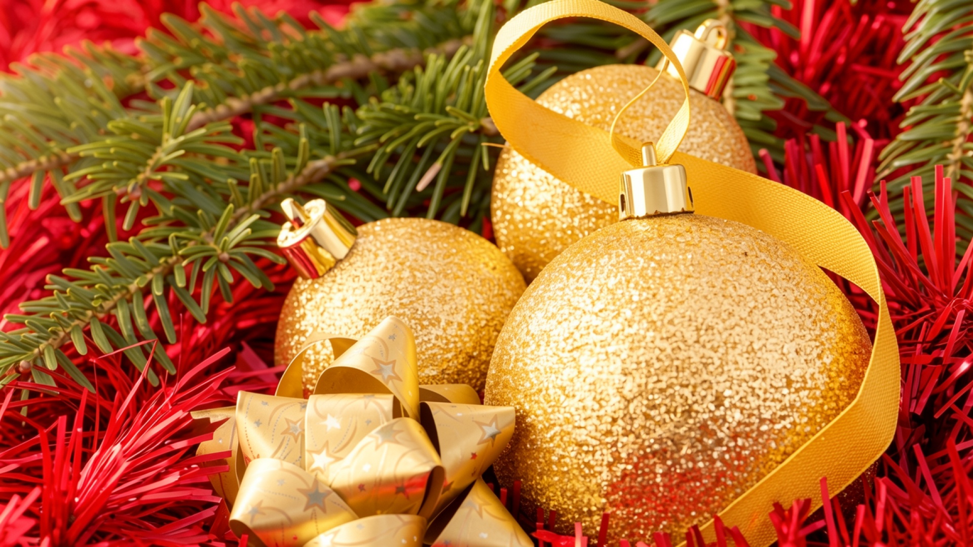 Золотые елочные шары в красном декоре