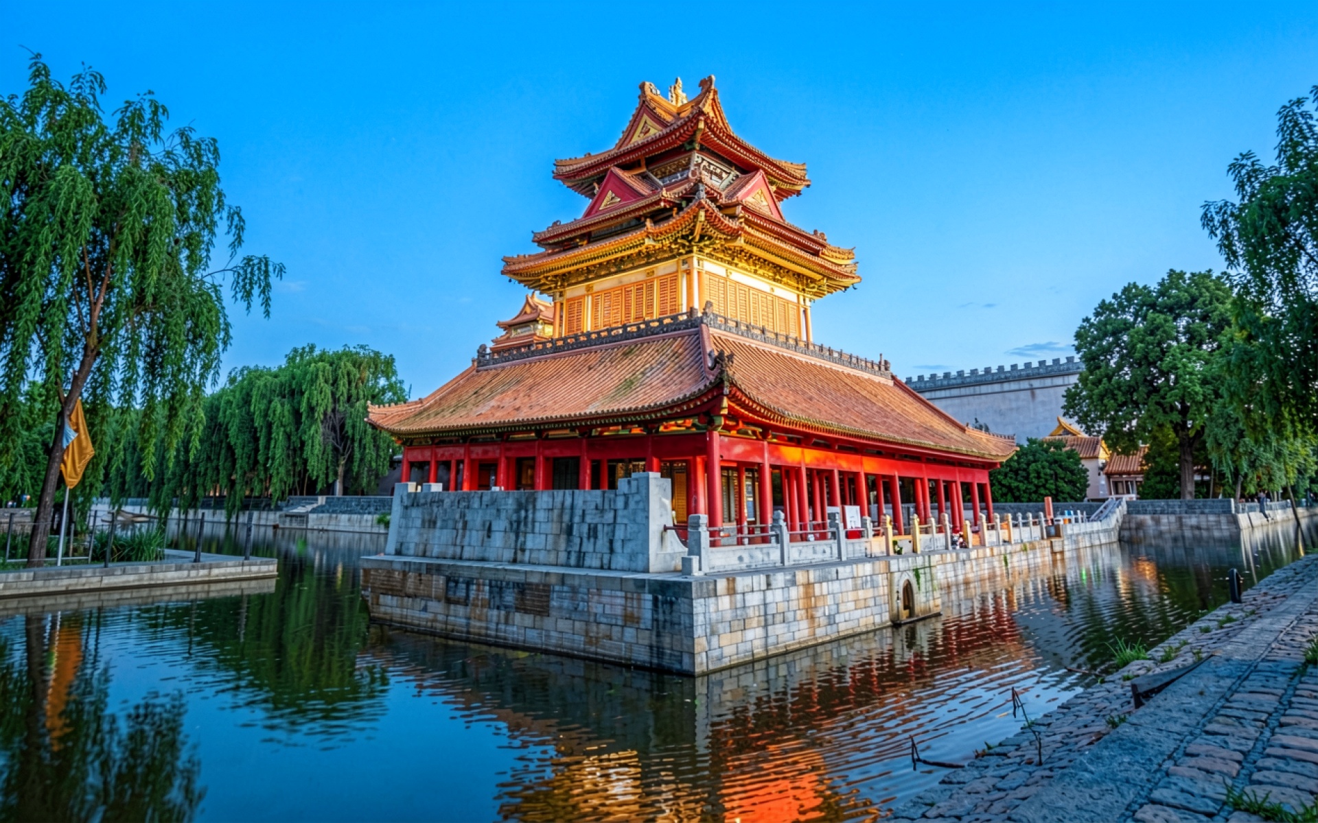 Китайская пагода в вечернем свете у воды