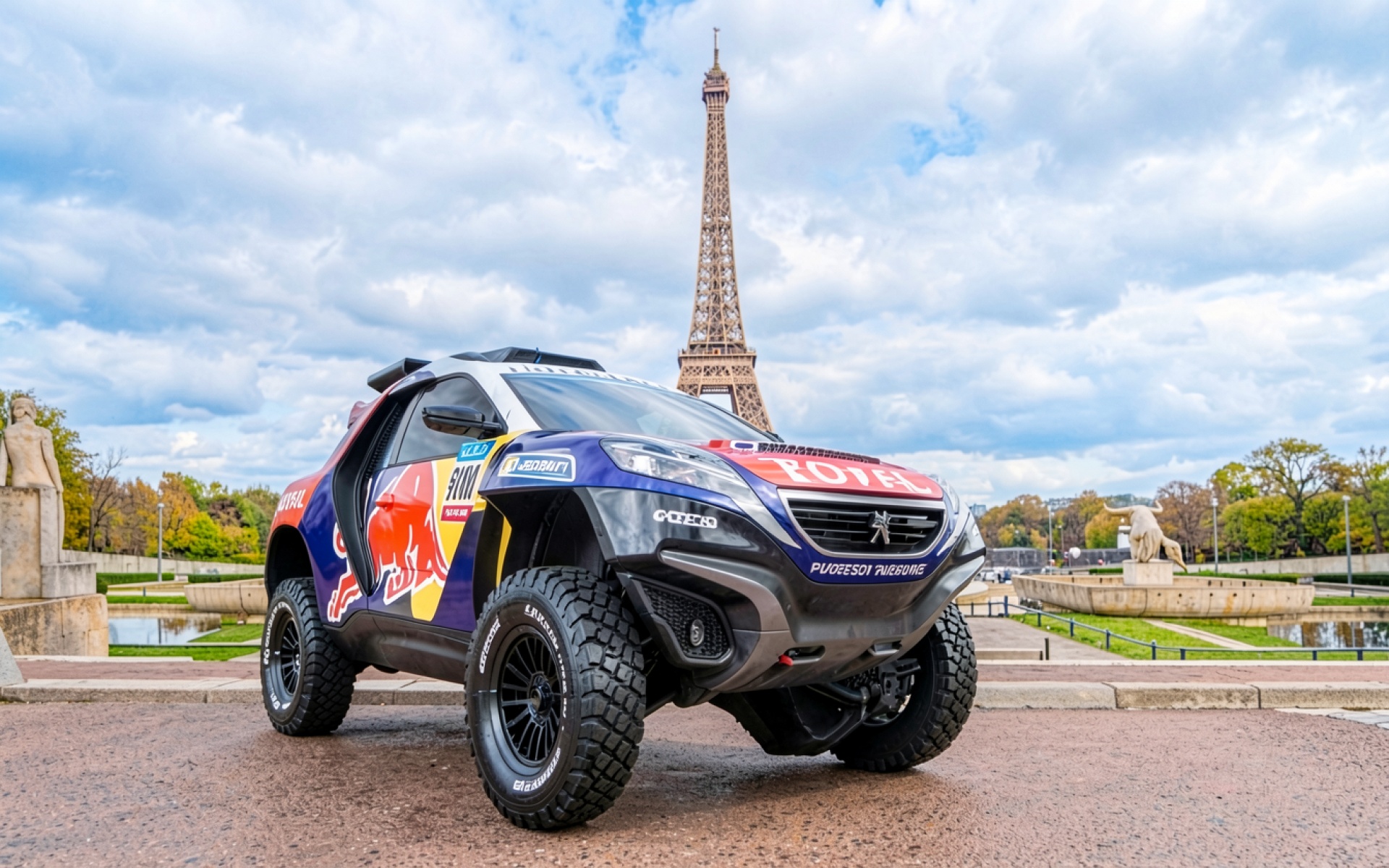 Гоночный автомобиль Peugeot в Париже у Эйфелевой башни