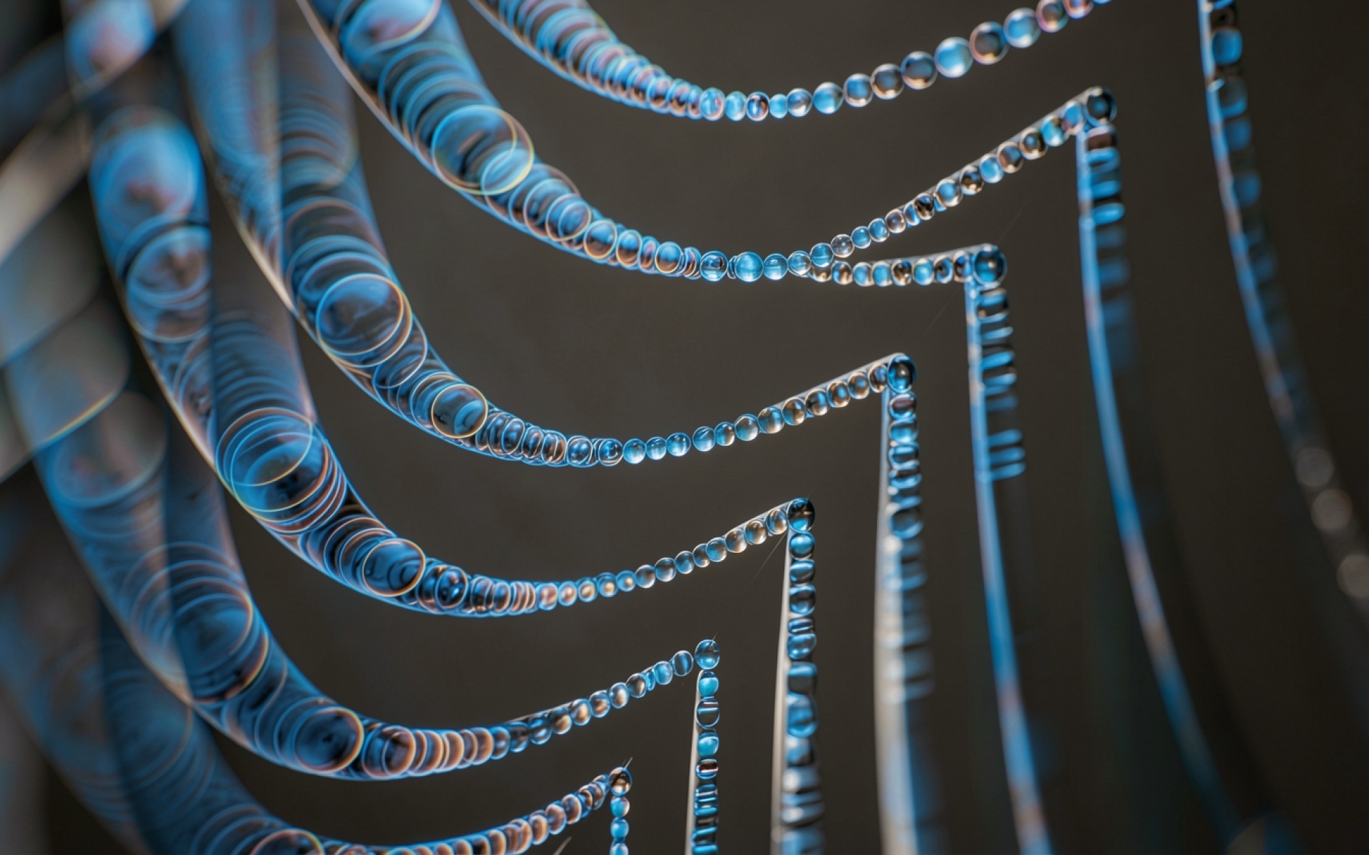 Абстрактные синие стеклянные нити в темном пространстве