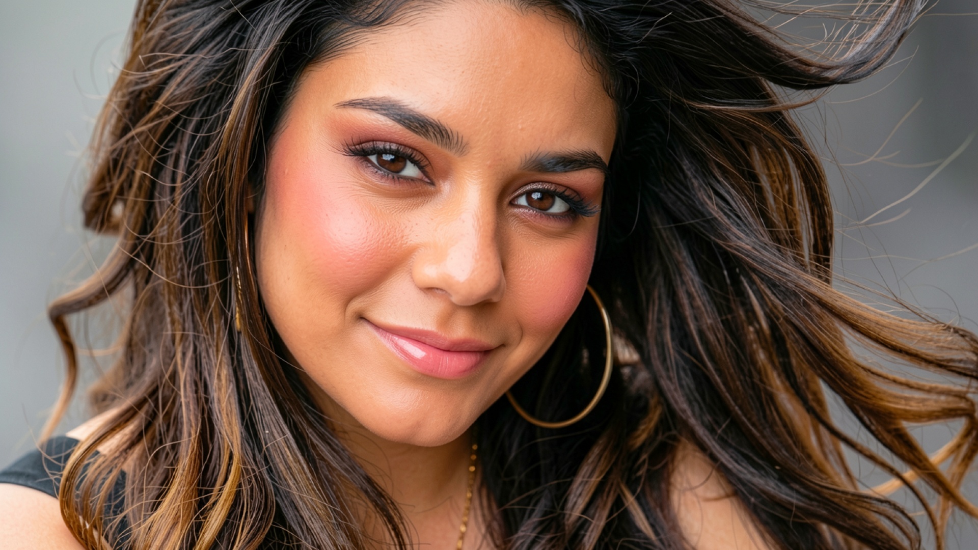 Портрет девушки с каштановыми волосами в солнечный день