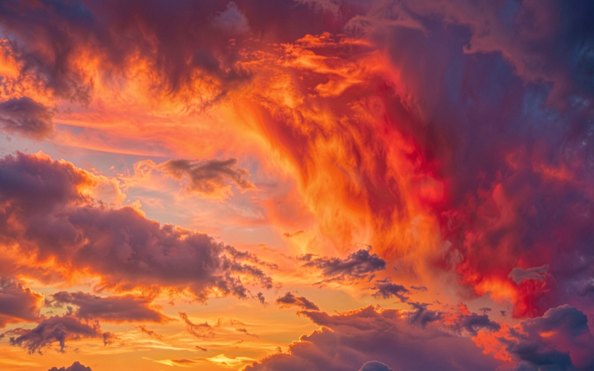 Закат в грозовых облаках оранжевого цвета