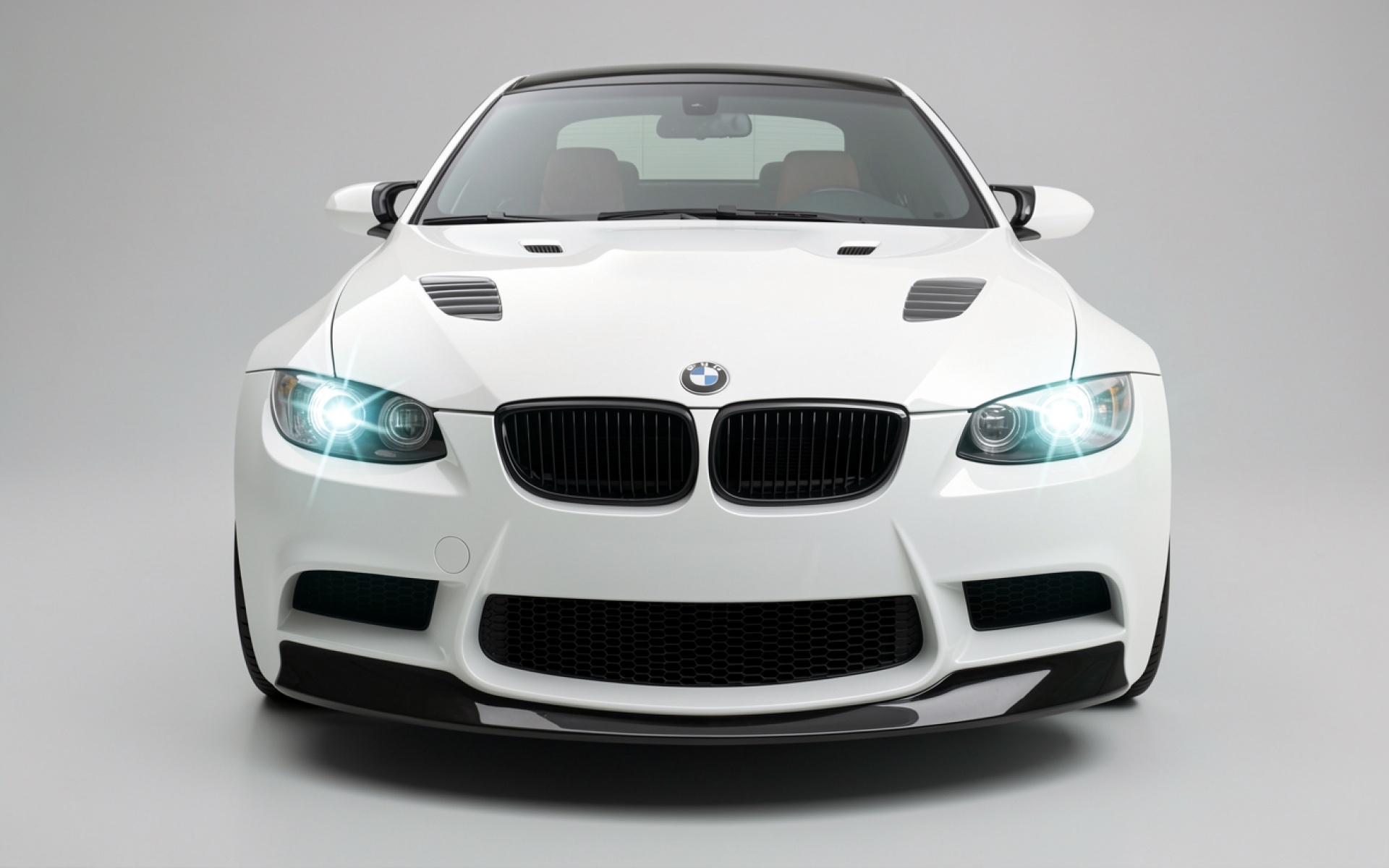 Белый автомобиль BMW M3 в студии