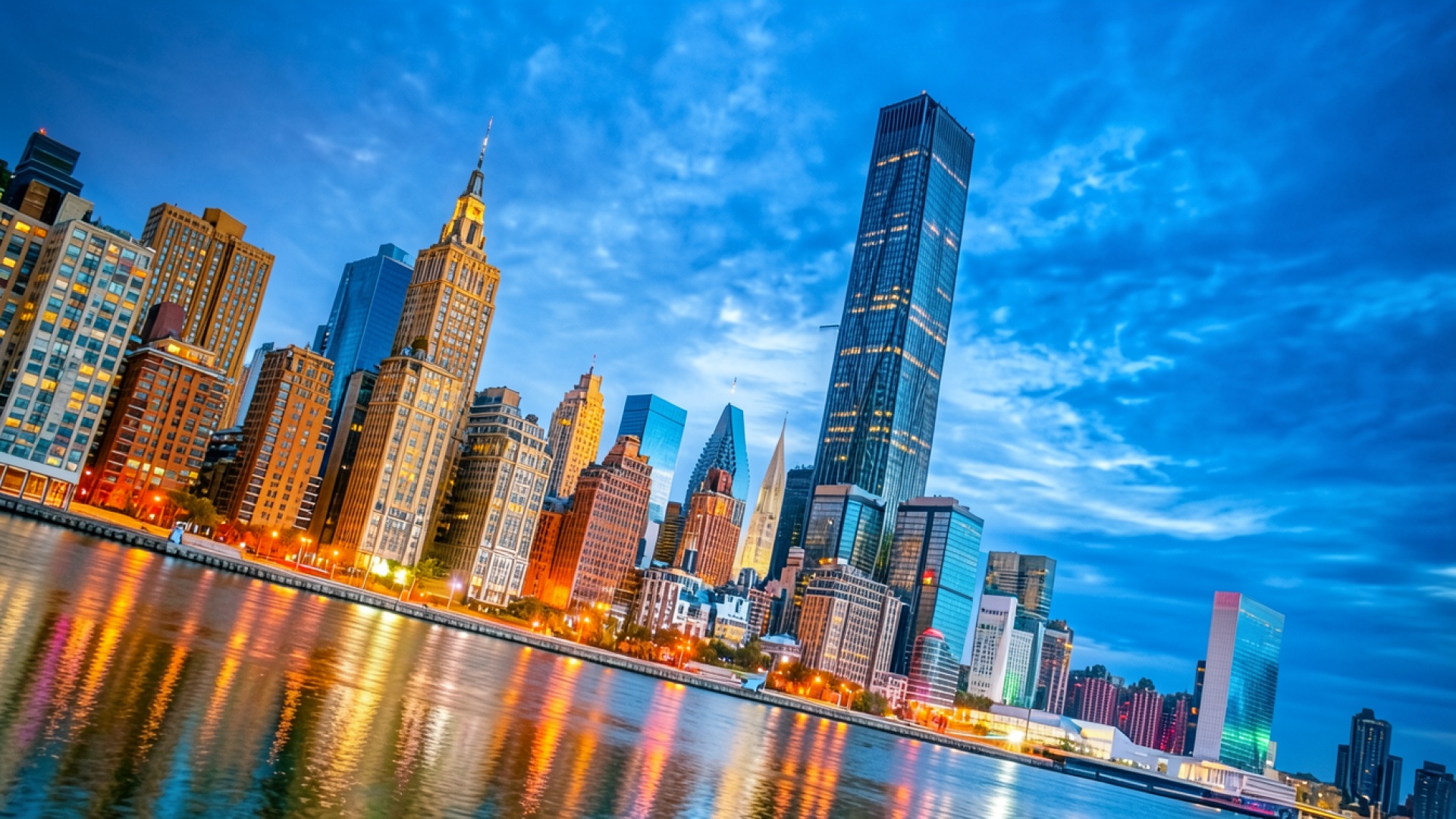 Панорама Нью-Йорка в синих сумерках с отражениями