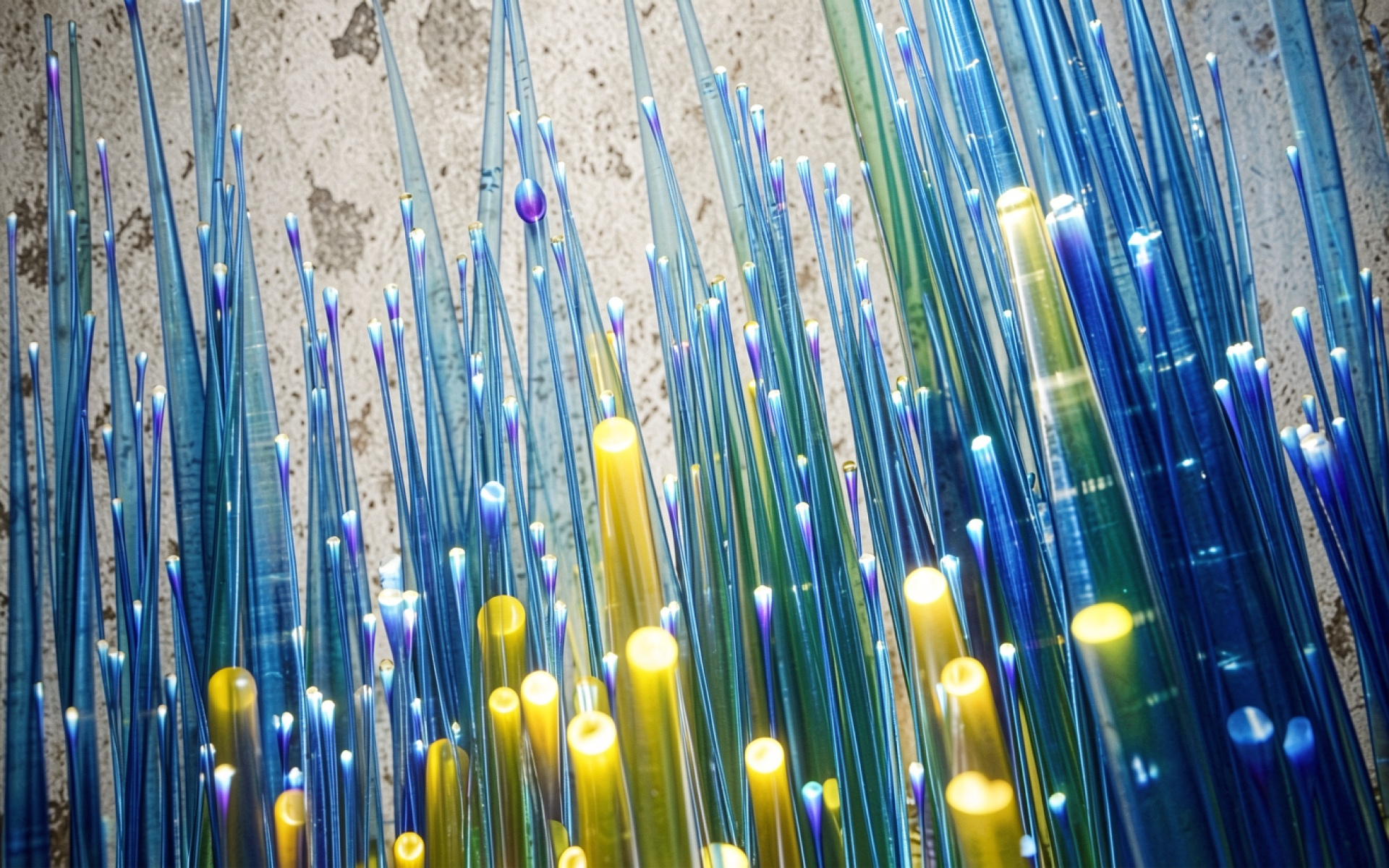 Стеклянные трубки синего и желтого цвета