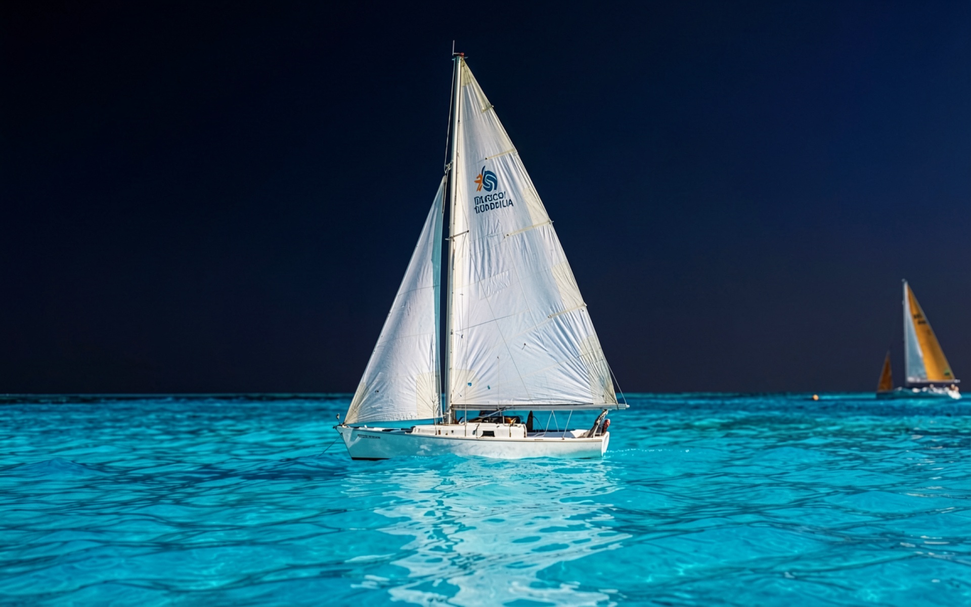 Белый парусник в бирюзовом океане под темным небом
