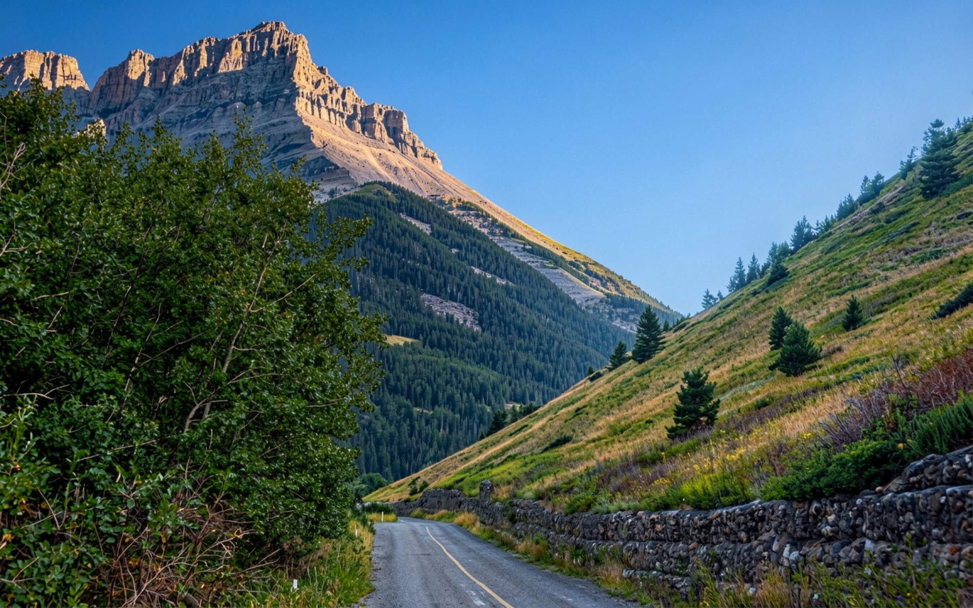 Горная дорога в Альпах при дневном свете