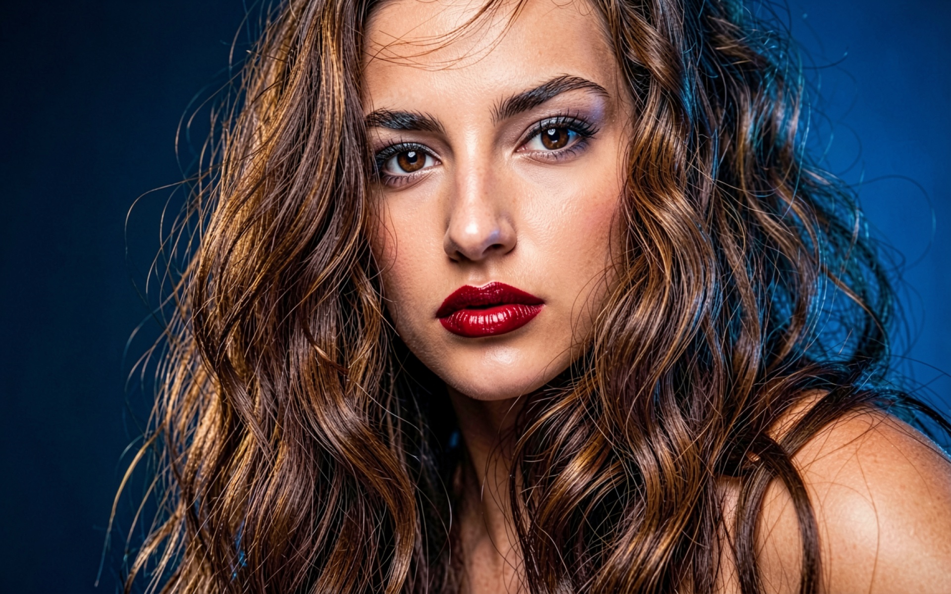 Портрет девушки с рыжими волосами синий фон