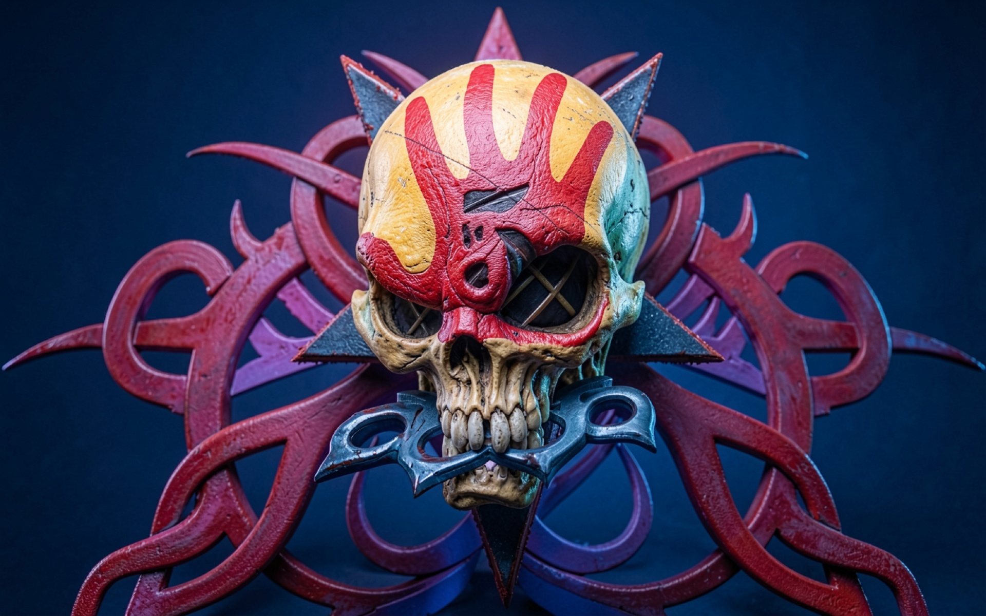 Череп с красным узором на темном фоне