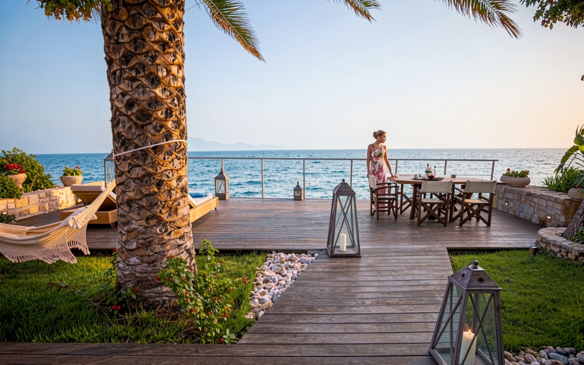 Терраса с видом на море в закатном свете