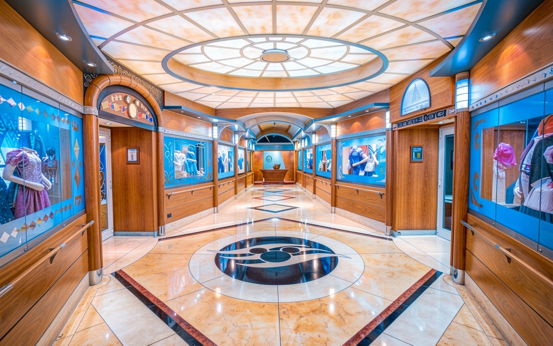 Интерьер коридора с деревянными панелями и голубыми витринами