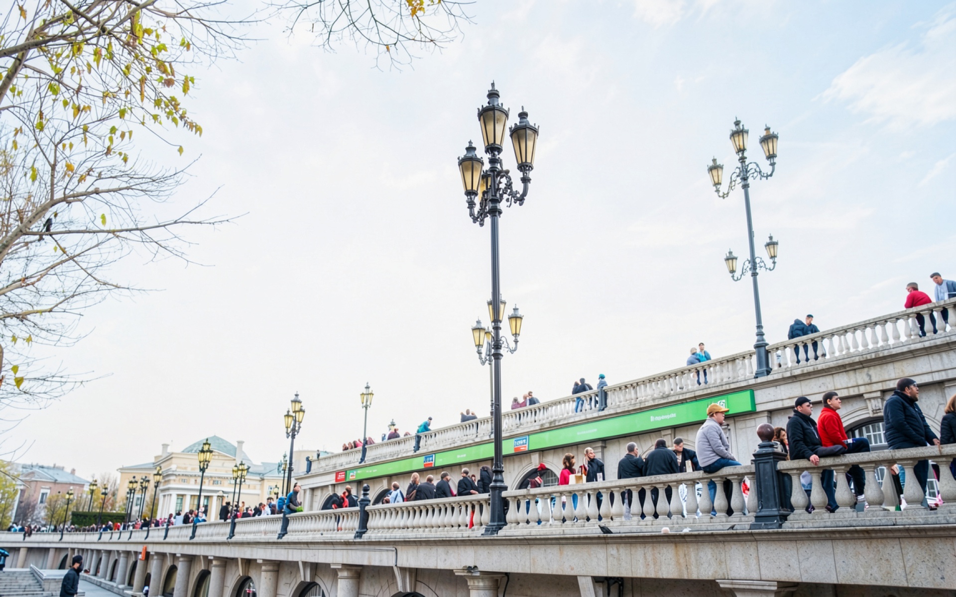 Кованые уличные фонари на городской набережной