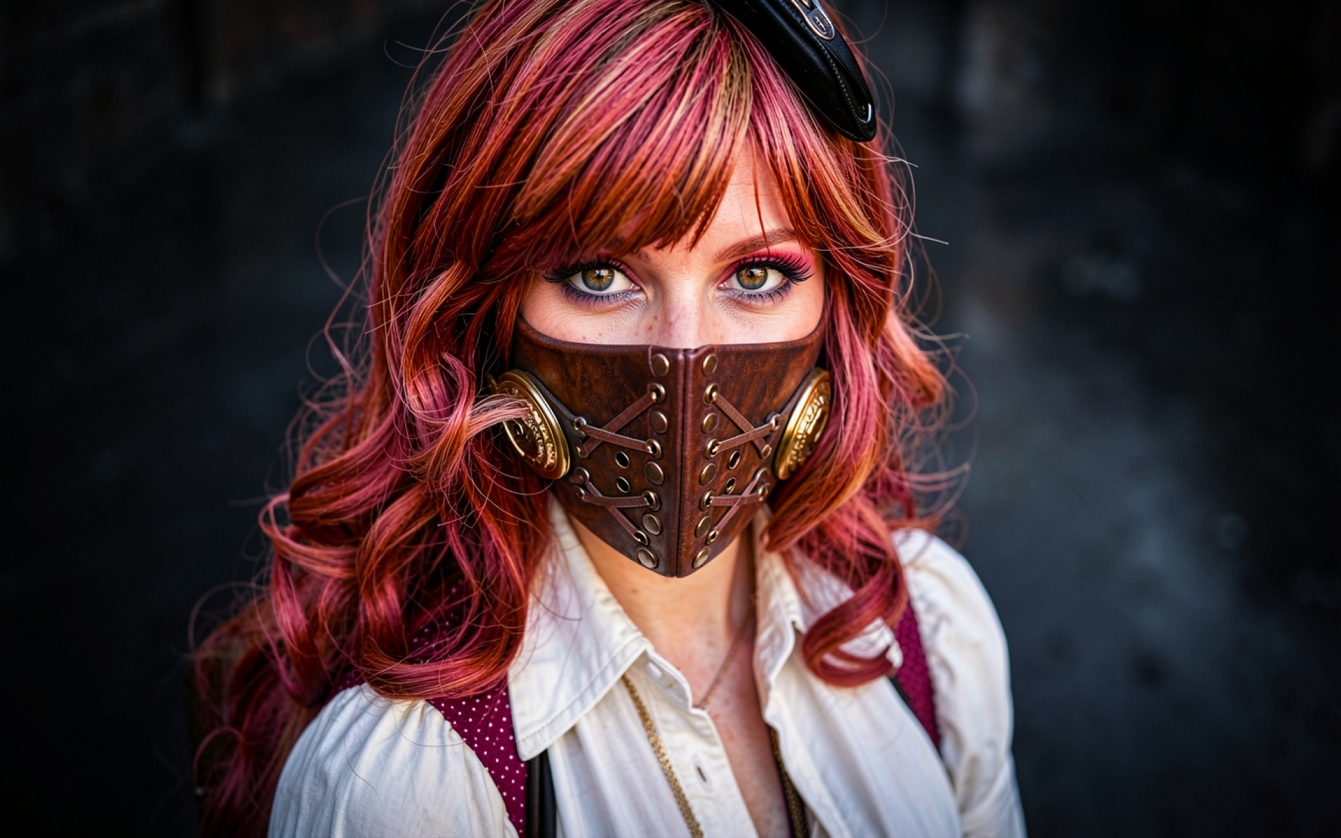 Девушка в кожаной маске стиле стимпанк
