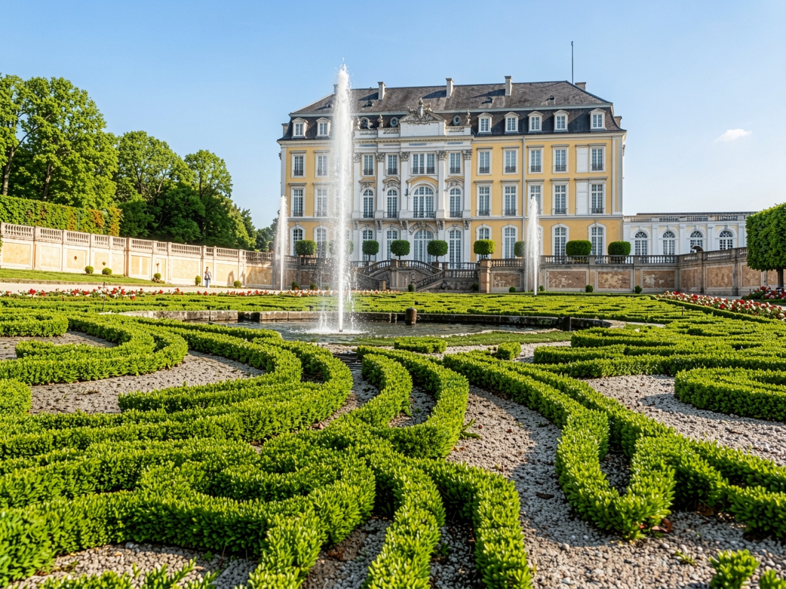 Желтый дворец с фонтаном в летнем саду