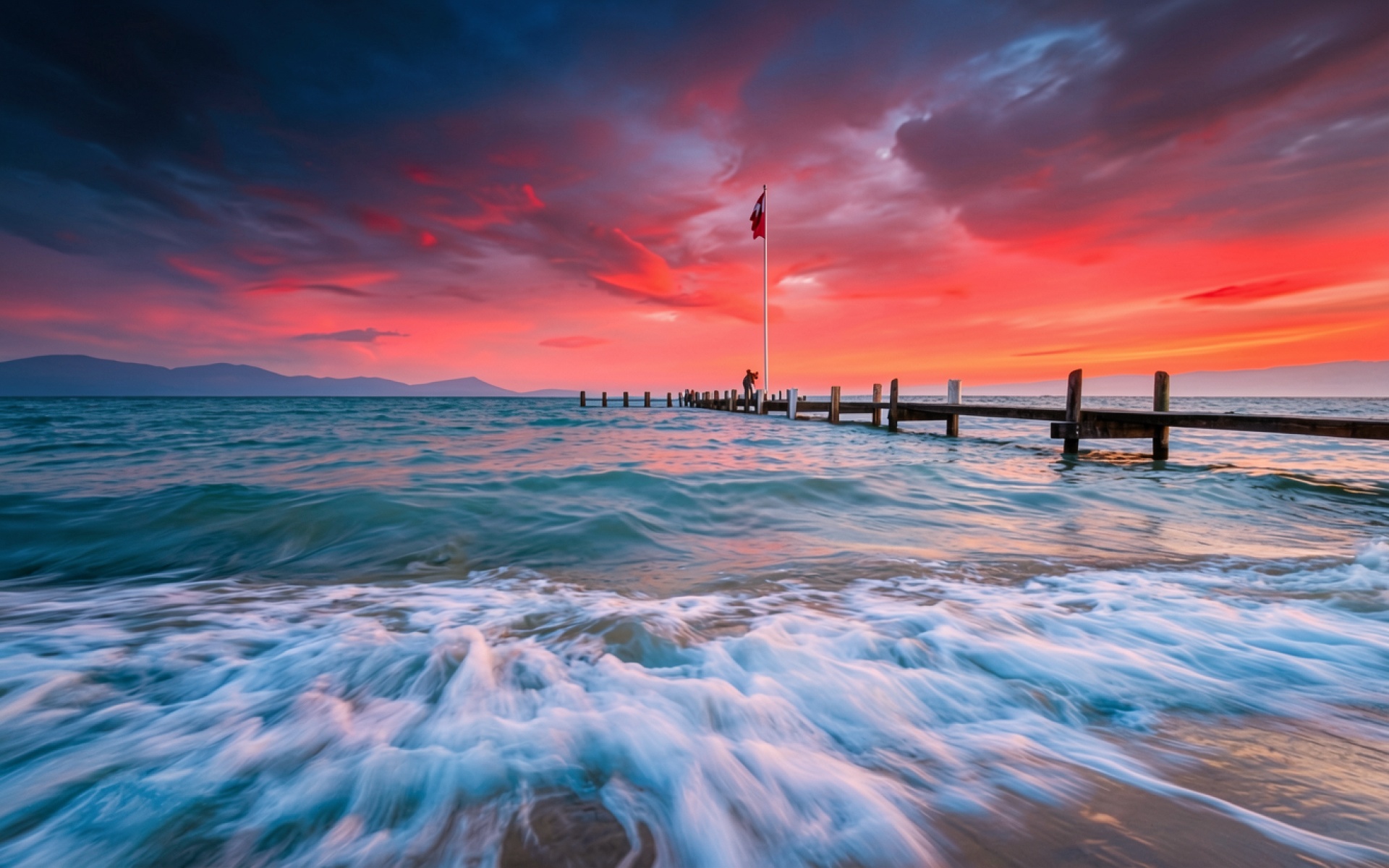 Деревянный пирс на закате у синего моря