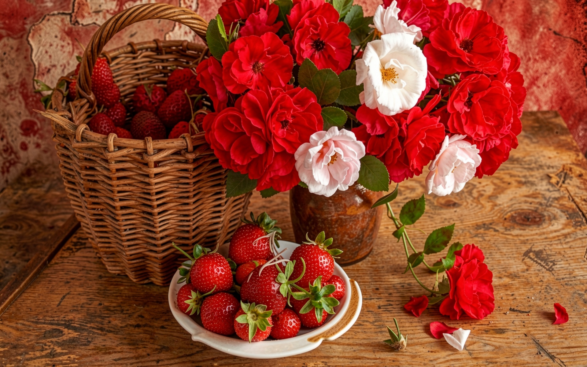 Натюрморт с красными розами и клубникой