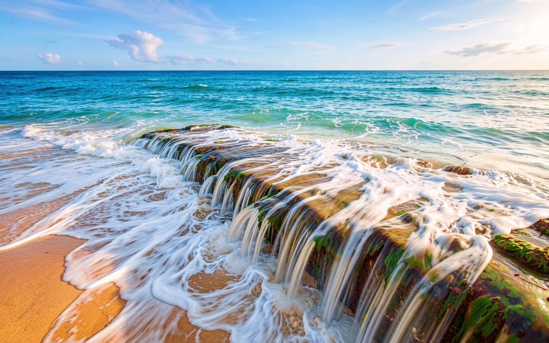 Морская пена на бетонном волнорезе при закате